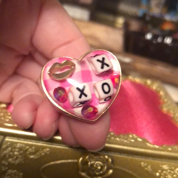 Betsey Johnson Heart ❤️ Shaped Ring with Lips 👄, Dice 🎲 and Rhinestones! - Picture 3 of 12